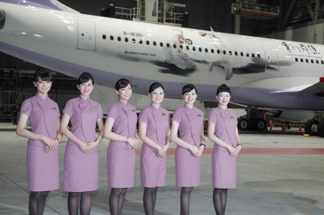中華航空”山梅紅、紫雲灰”制服走入歷史! 柔美粉色旗袍8年風光再次回顧 2015.8