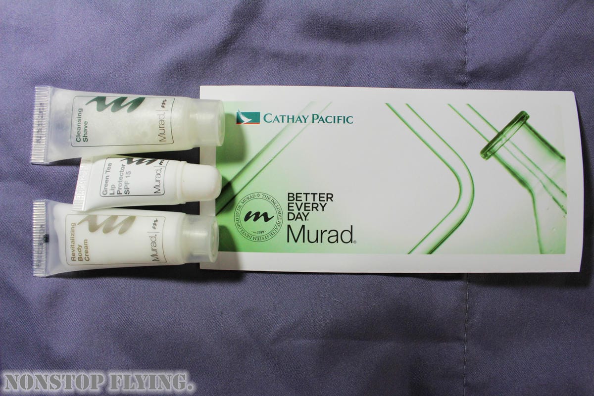 [開箱] 國泰航空 長程線商務艙 agnès b.過夜包 -質感包裝、Murad備品，小B粉絲經典收藏!