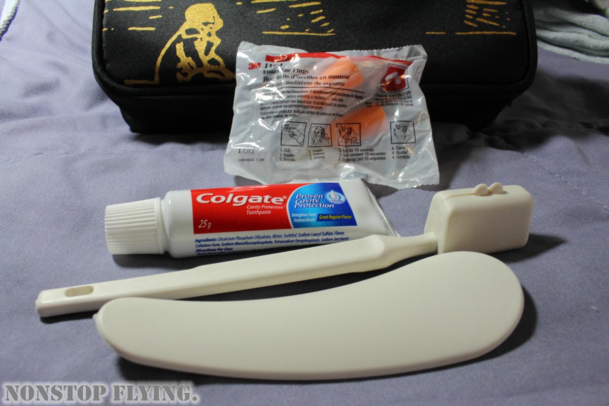 [開箱] 國泰航空 長程線商務艙 agnès b.過夜包 -質感包裝、Murad備品，小B粉絲經典收藏!