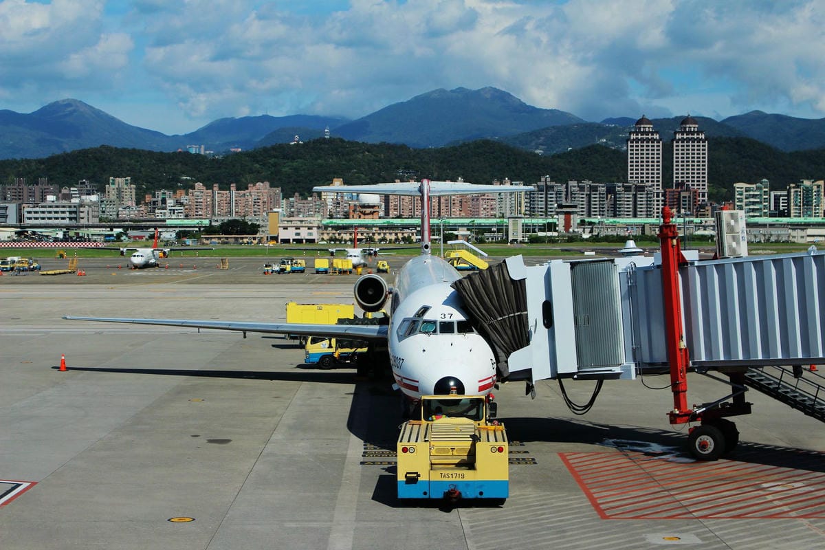 2015.11.05 遠東航空 FE067 台北-金門 飛行記錄-重回MD-82臘腸狗懷舊機艙,空中茶點驚喜服務。 - 第20張圖 2015.11.05 遠東航空 FE067 台北-金門 飛行記錄-重回MD-82臘腸狗懷舊機艙,空中茶點驚喜服務。