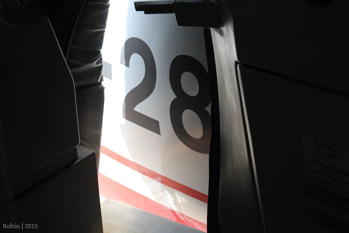 2015.11.05 遠東航空 FE067 台北-金門 飛行記錄-重回MD-82臘腸狗懷舊機艙，空中茶點驚喜服務。