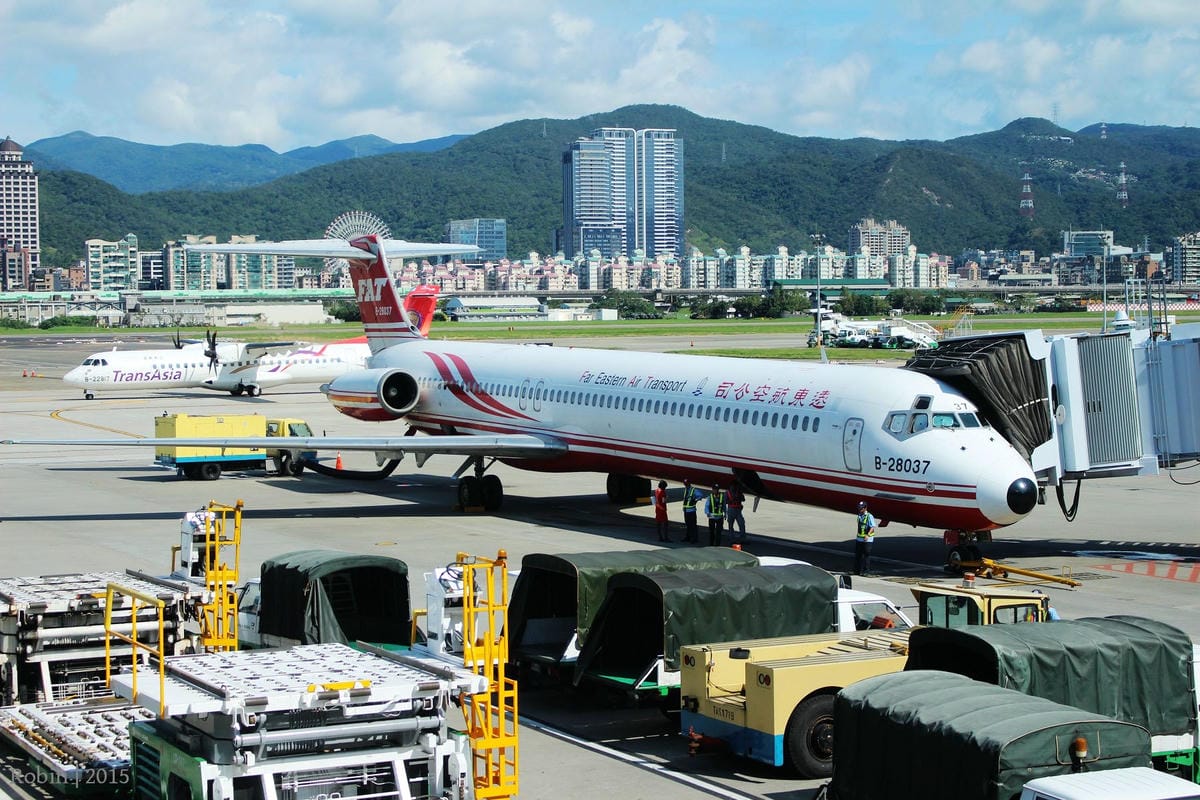 2015.11.05 遠東航空 FE067 台北-金門 飛行記錄-重回MD-82臘腸狗懷舊機艙,空中茶點驚喜服務。 - 第19張圖 2015.11.05 遠東航空 FE067 台北-金門 飛行記錄-重回MD-82臘腸狗懷舊機艙,空中茶點驚喜服務。