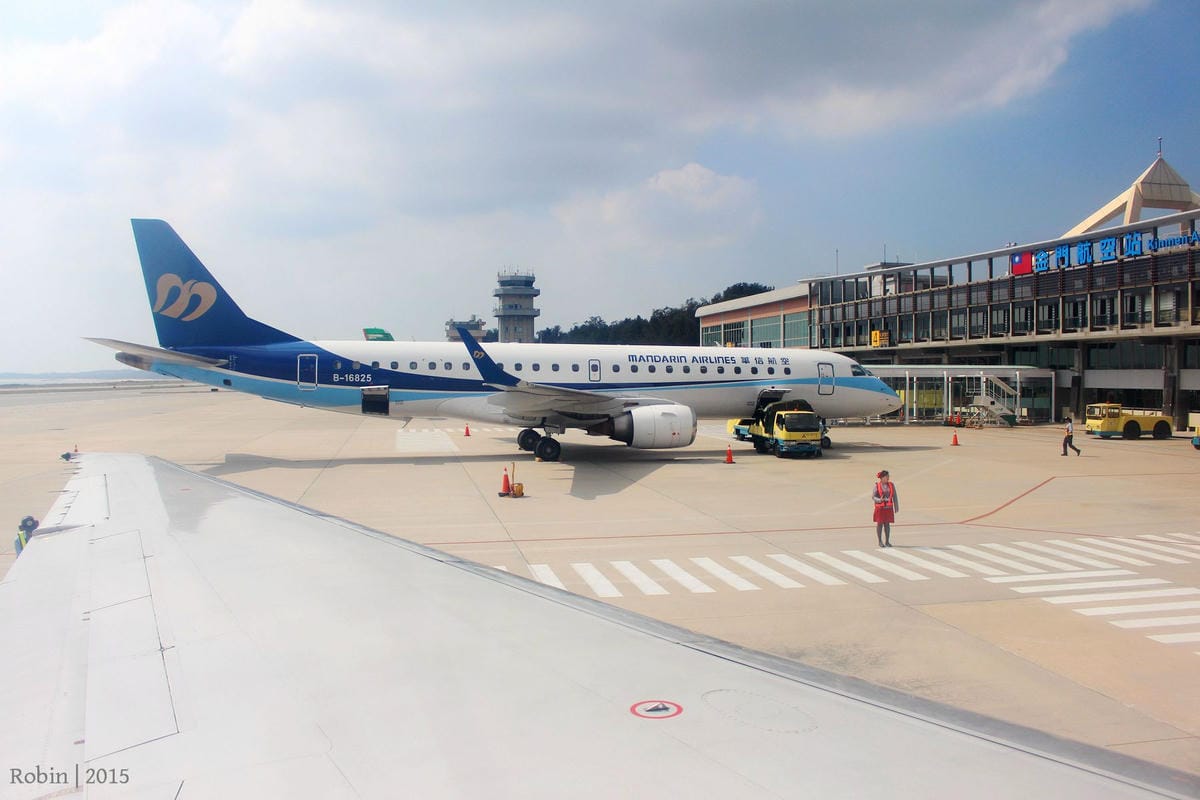 2015.11.05 遠東航空 FE067 台北-金門 飛行記錄-重回MD-82臘腸狗懷舊機艙,空中茶點驚喜服務。 - 第52張圖 2015.11.05 遠東航空 FE067 台北-金門 飛行記錄-重回MD-82臘腸狗懷舊機艙,空中茶點驚喜服務。