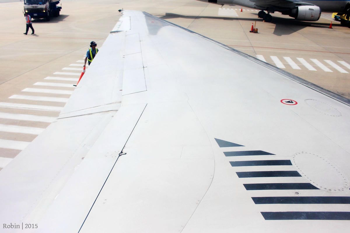 2015.11.05 遠東航空 FE067 台北-金門 飛行記錄-重回MD-82臘腸狗懷舊機艙，空中茶點驚喜服務。