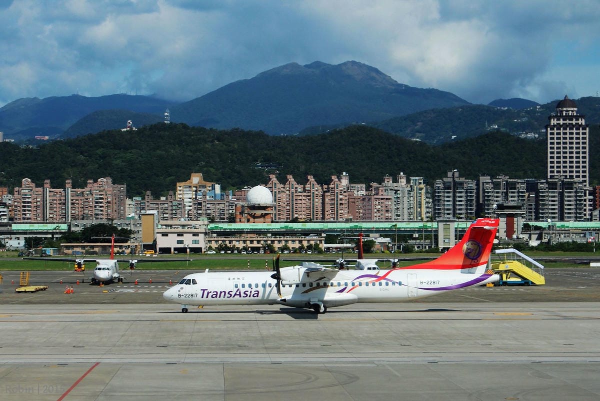 2015.11.05 遠東航空 FE067 台北-金門 飛行記錄-重回MD-82臘腸狗懷舊機艙,空中茶點驚喜服務。 - 第21張圖 2015.11.05 遠東航空 FE067 台北-金門 飛行記錄-重回MD-82臘腸狗懷舊機艙,空中茶點驚喜服務。