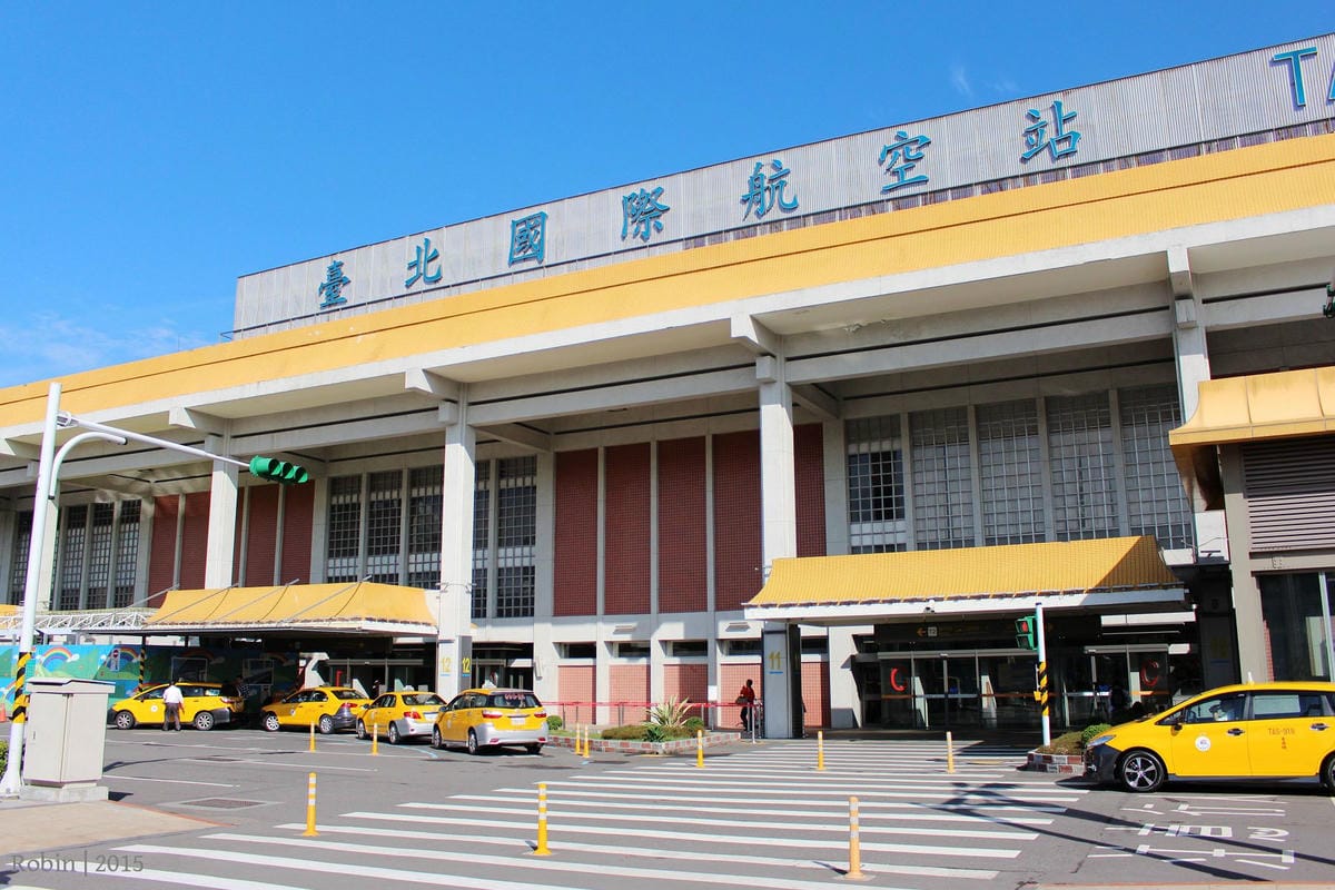 2015.11.05 遠東航空 FE067 台北-金門 飛行記錄-重回MD-82臘腸狗懷舊機艙,空中茶點驚喜服務。 - 第2張圖 2015.11.05 遠東航空 FE067 台北-金門 飛行記錄-重回MD-82臘腸狗懷舊機艙,空中茶點驚喜服務。