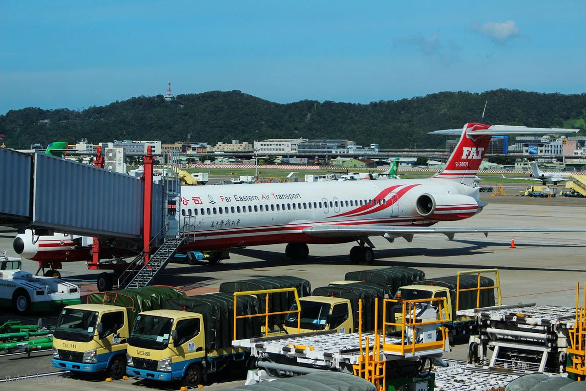 2015.11.05 遠東航空 FE067 台北-金門 飛行記錄-重回MD-82臘腸狗懷舊機艙,空中茶點驚喜服務。 - 第16張圖 2015.11.05 遠東航空 FE067 台北-金門 飛行記錄-重回MD-82臘腸狗懷舊機艙,空中茶點驚喜服務。