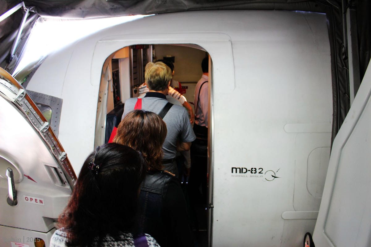 2015.11.05 遠東航空 FE067 台北-金門 飛行記錄-重回MD-82臘腸狗懷舊機艙,空中茶點驚喜服務。 - 第31張圖 2015.11.05 遠東航空 FE067 台北-金門 飛行記錄-重回MD-82臘腸狗懷舊機艙,空中茶點驚喜服務。