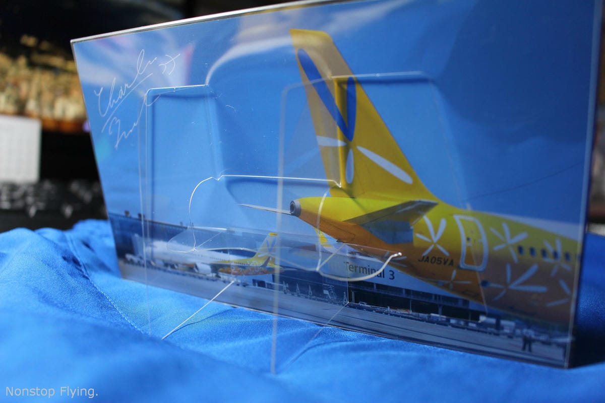 [開箱] 香草航空2016年月曆–黃藍繽紛香草與機隊寫真