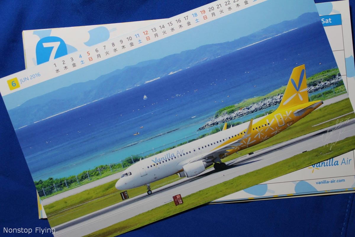 [開箱] 香草航空2016年月曆–黃藍繽紛香草與機隊寫真