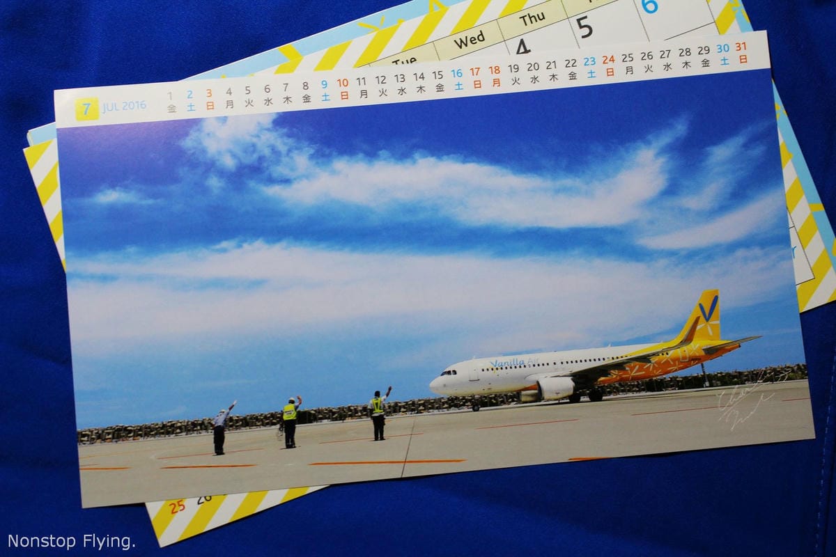 [開箱] 香草航空2016年月曆–黃藍繽紛香草與機隊寫真