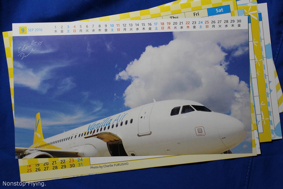 [開箱] 香草航空2016年月曆–黃藍繽紛香草與機隊寫真