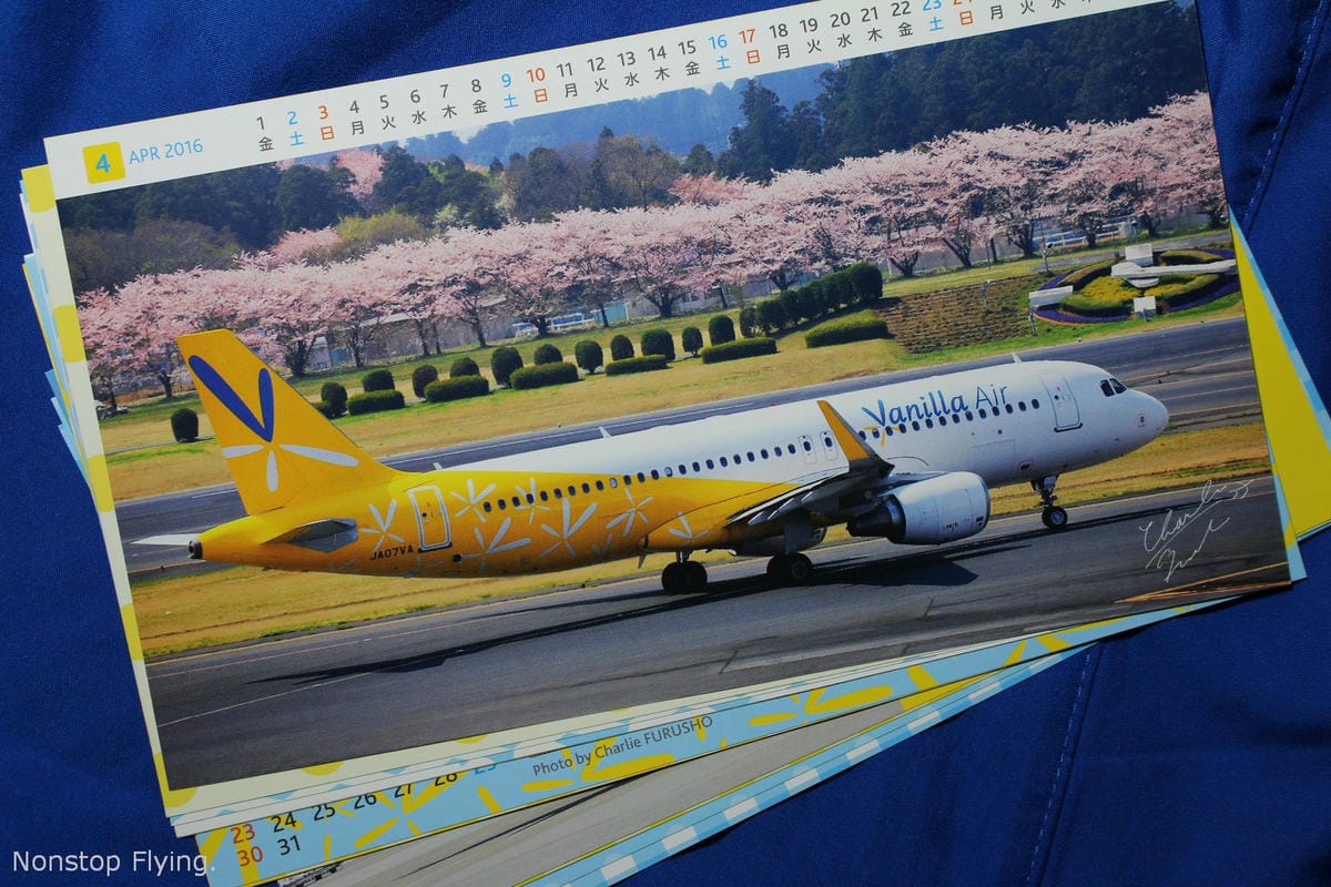 [開箱] 香草航空2016年月曆–黃藍繽紛香草與機隊寫真