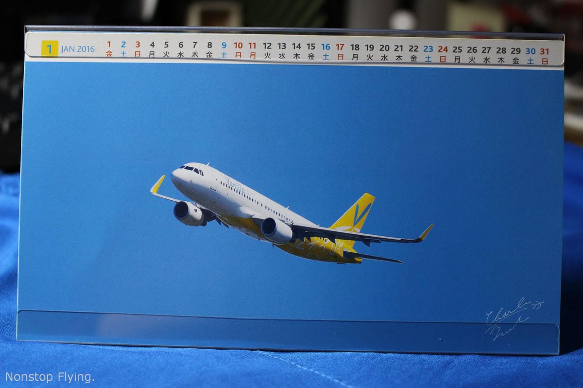 [開箱] 香草航空2016年月曆–黃藍繽紛香草與機隊寫真