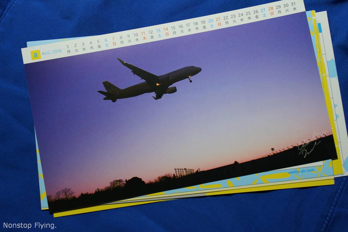 [開箱] 香草航空2016年月曆–黃藍繽紛香草與機隊寫真