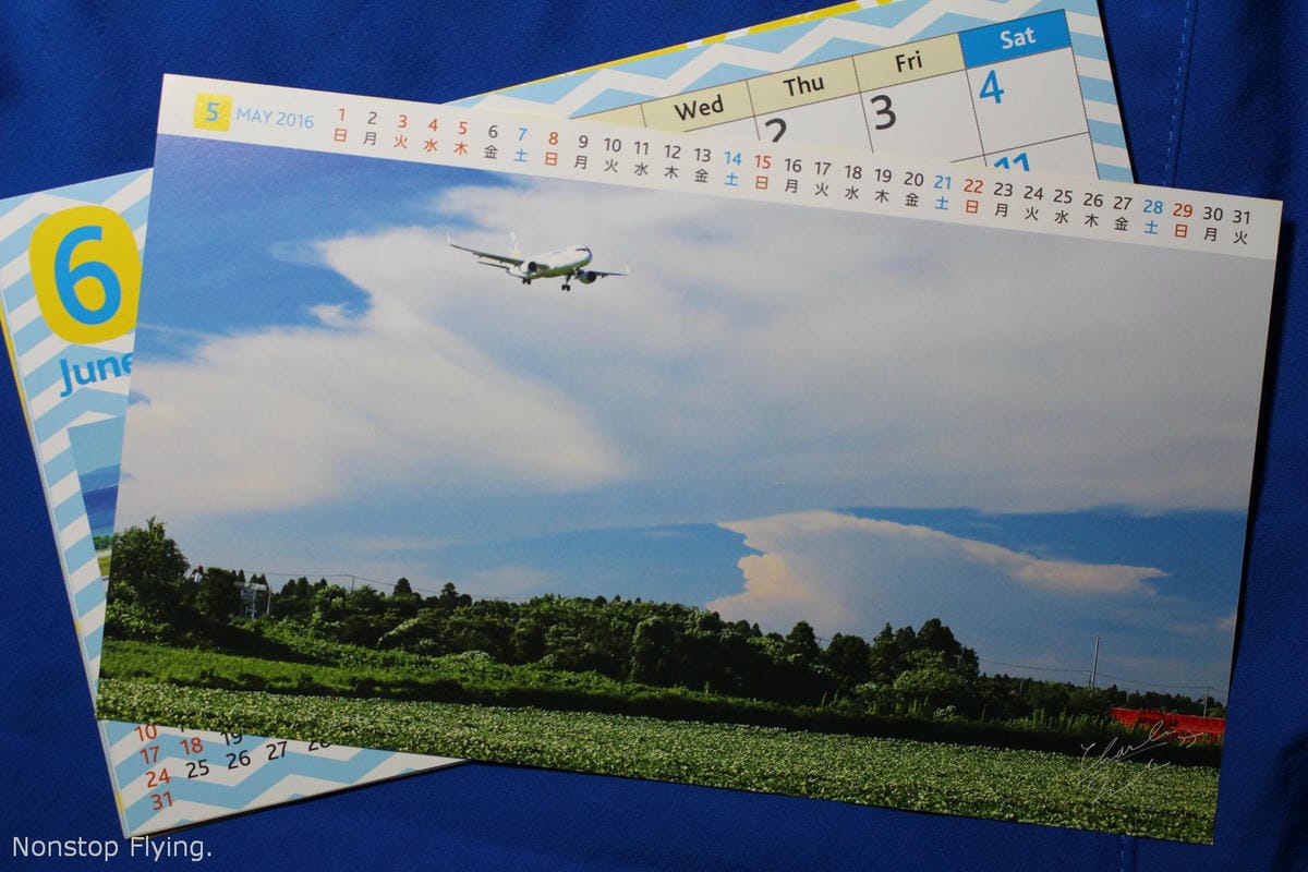 [開箱] 香草航空2016年月曆–黃藍繽紛香草與機隊寫真
