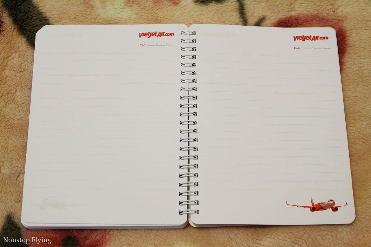 [開箱] 越捷航空 2016年月曆 – 乘客瘋搶、史上最火辣，看了讓人鼻血直流的航空公司月曆!