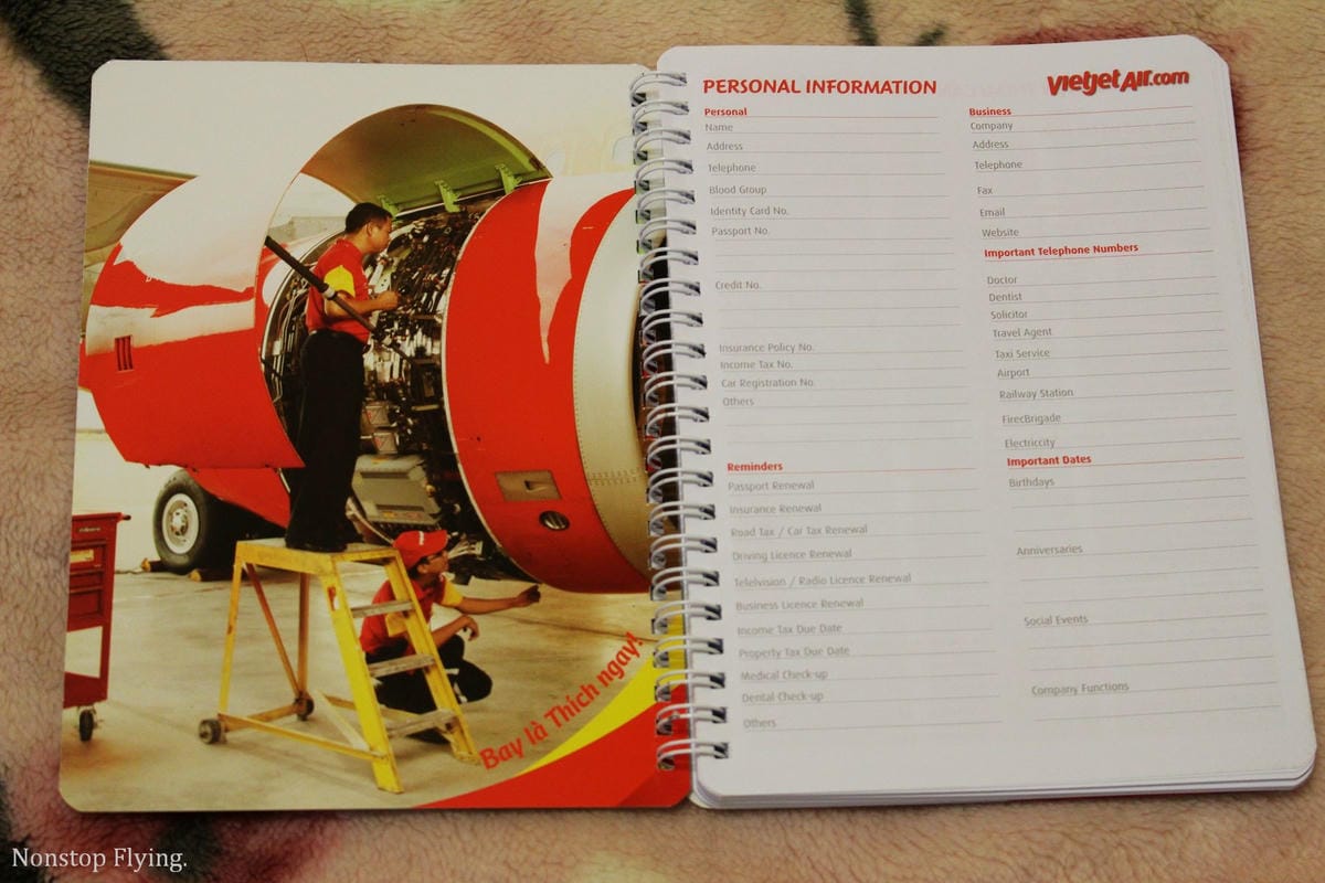 [開箱] 越捷航空 2016年月曆 – 乘客瘋搶、史上最火辣，看了讓人鼻血直流的航空公司月曆!