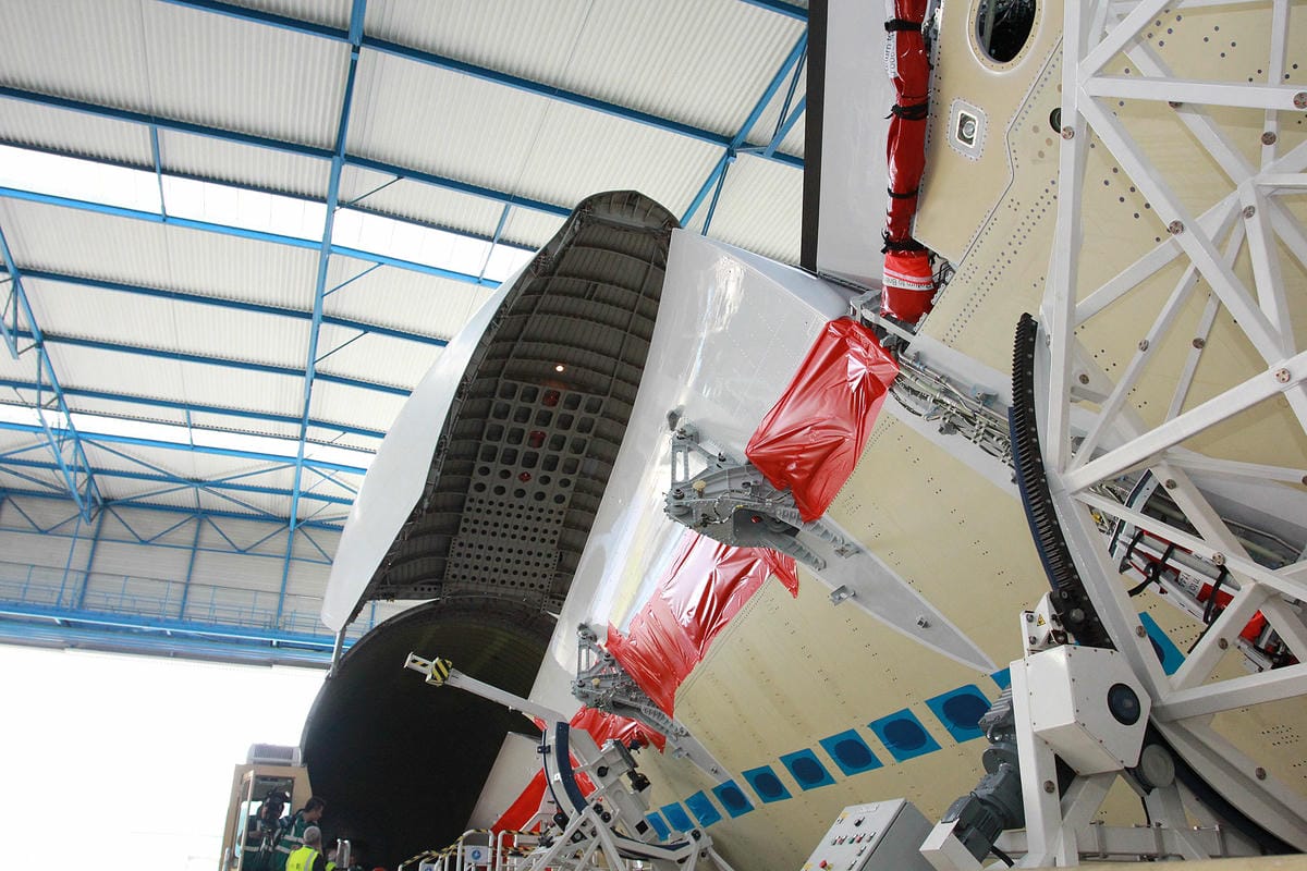 【華航A350特輯】生產飛機的大功臣-大白鯨運輸機 | 巧奪天工的紅梅揚姿塗漆工法揭密