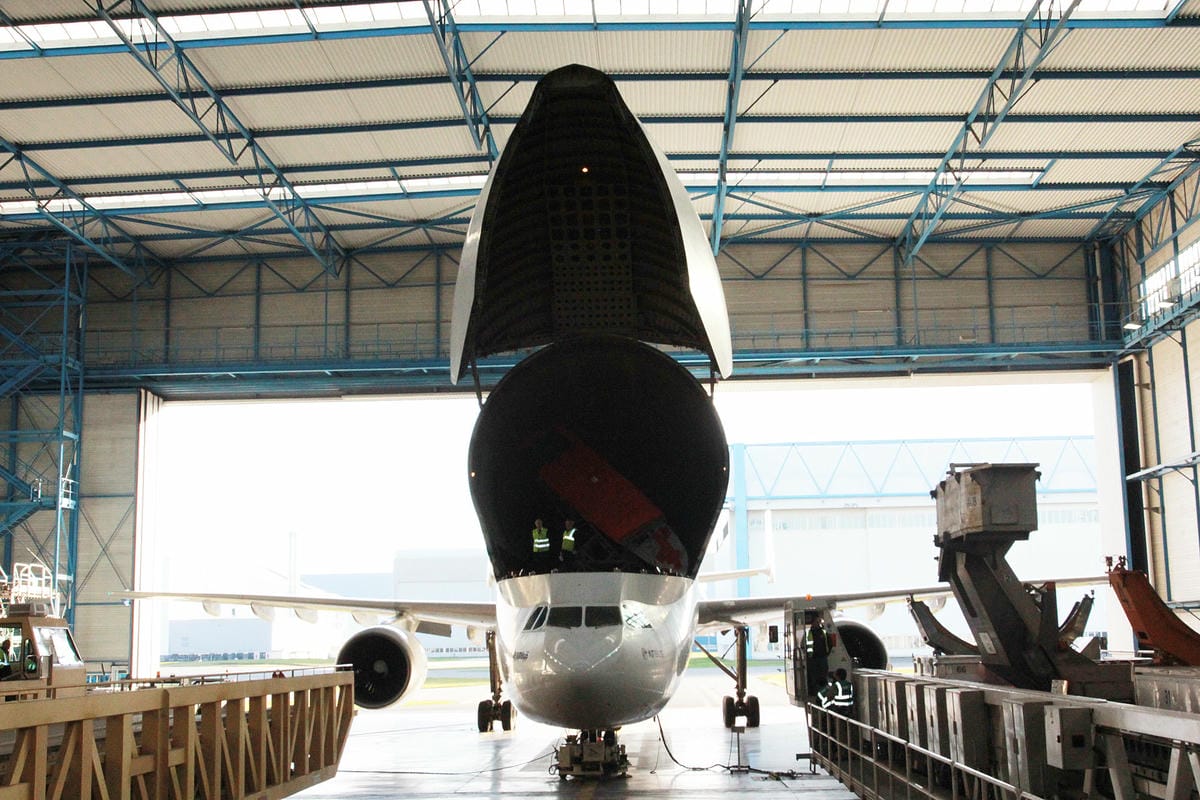【華航A350特輯】生產飛機的大功臣-大白鯨運輸機 | 巧奪天工的紅梅揚姿塗漆工法揭密