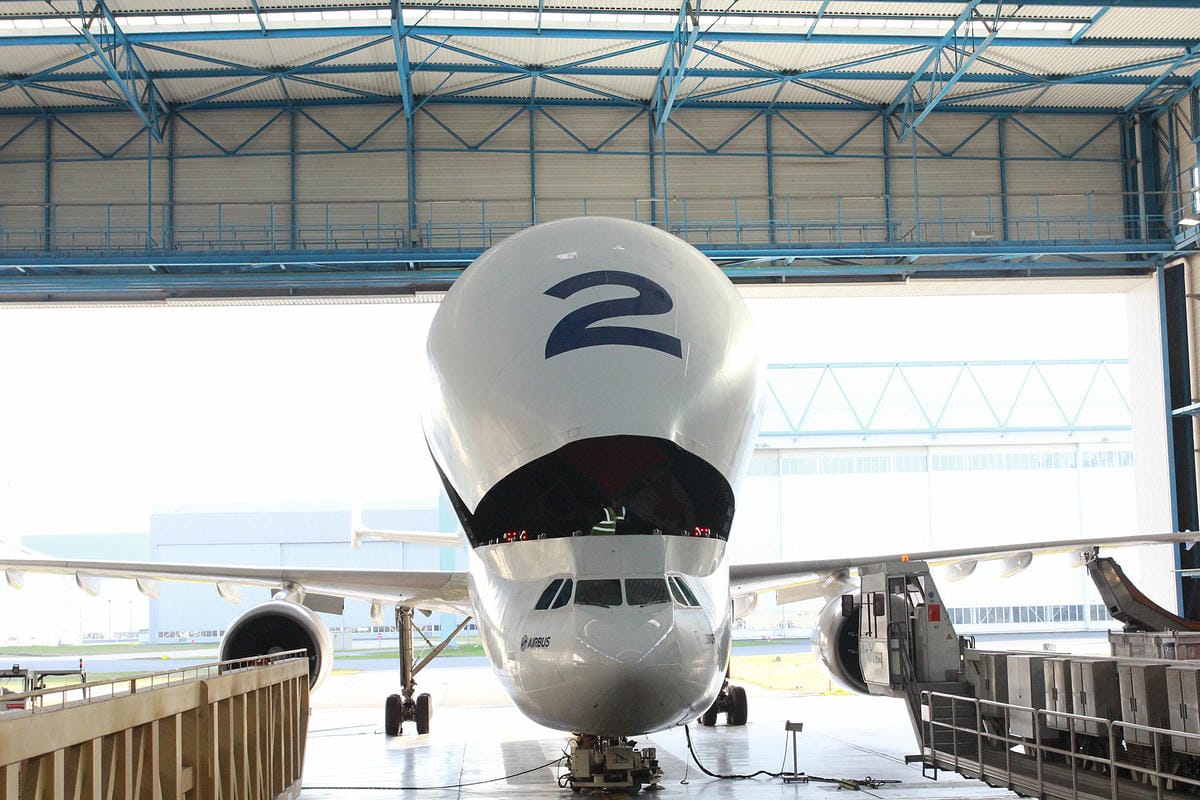 【華航A350特輯】生產飛機的大功臣-大白鯨運輸機 | 巧奪天工的紅梅揚姿塗漆工法揭密