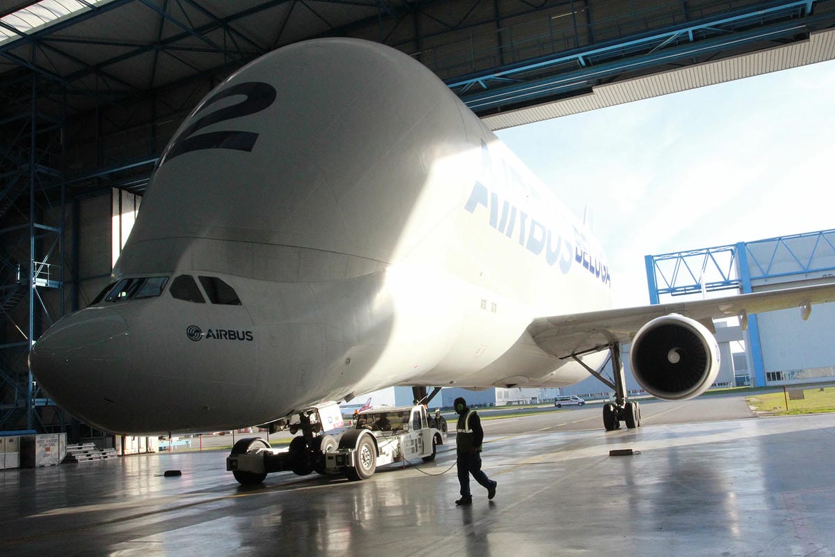 【華航A350特輯】生產飛機的大功臣-大白鯨運輸機 | 巧奪天工的紅梅揚姿塗漆工法揭密