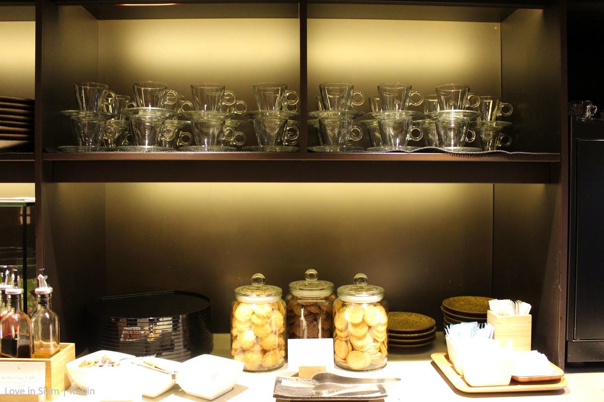 國泰航空台北貴賓室初體驗，桃園機場最大單一貴賓室，牛肉麵、珍奶、港點，多樣現做餐點飲料與放鬆空間!