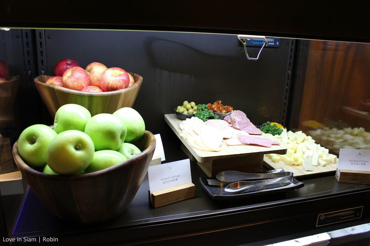 國泰航空台北貴賓室初體驗，桃園機場最大單一貴賓室，牛肉麵、珍奶、港點，多樣現做餐點飲料與放鬆空間!