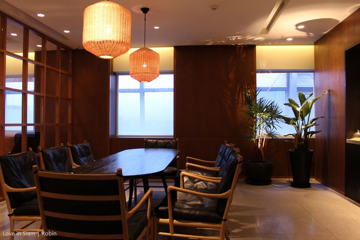 國泰航空台北貴賓室初體驗，桃園機場最大單一貴賓室，牛肉麵、珍奶、港點，多樣現做餐點飲料與放鬆空間!