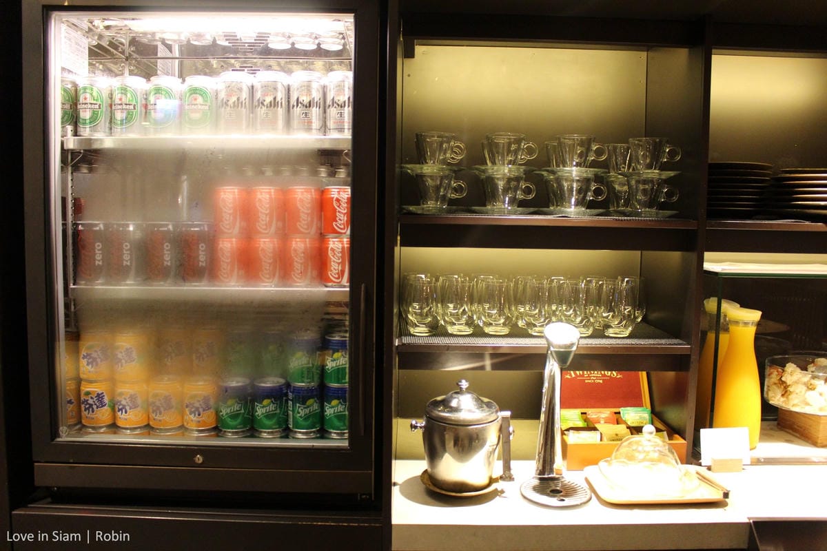 國泰航空台北貴賓室初體驗，桃園機場最大單一貴賓室，牛肉麵、珍奶、港點，多樣現做餐點飲料與放鬆空間!