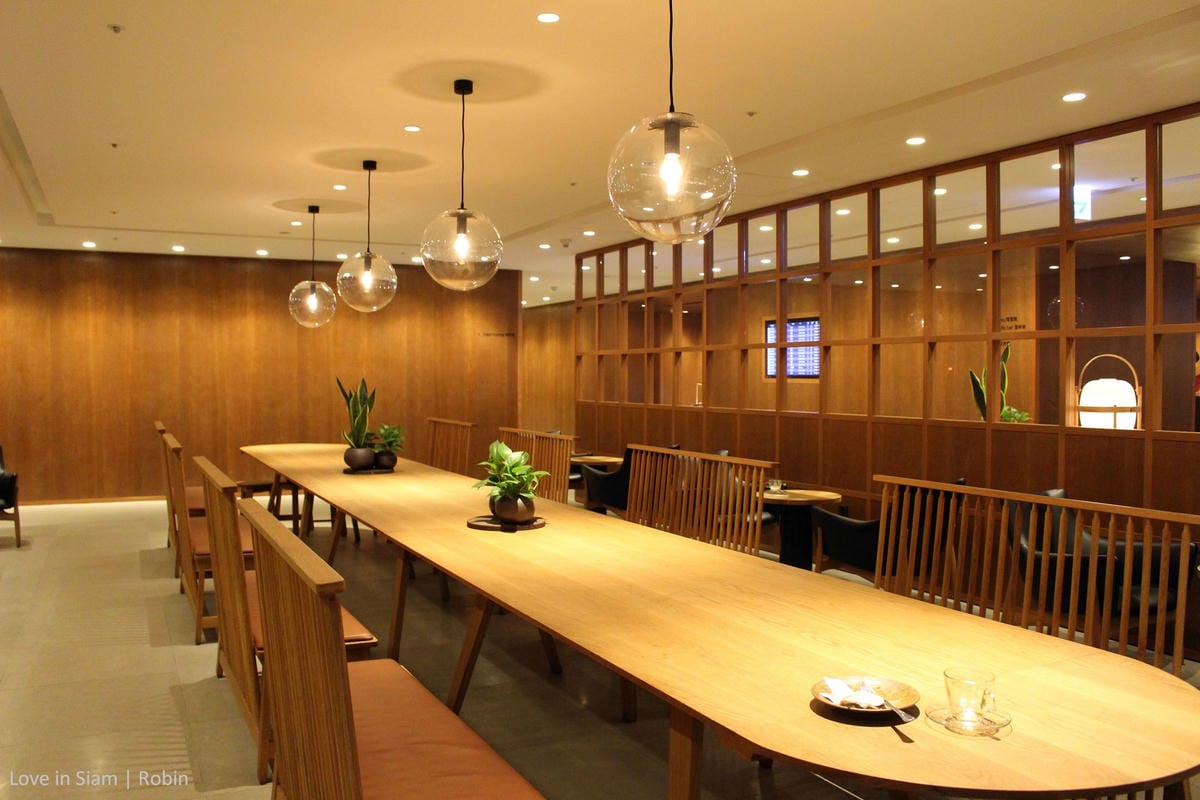 國泰航空台北貴賓室初體驗，桃園機場最大單一貴賓室，牛肉麵、珍奶、港點，多樣現做餐點飲料與放鬆空間!