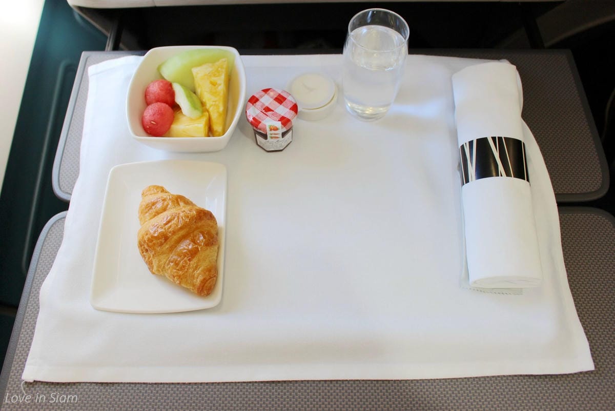 2016.05.27 國泰航空 CX407 台北-香港 商務艙飛行記錄-A330新地區性商務艙、完整服務、餐點介紹 - 第52張圖 2016.05.27 國泰航空 CX407 台北-香港 商務艙飛行記錄-A330新地區性商務艙、完整服務、餐點介紹