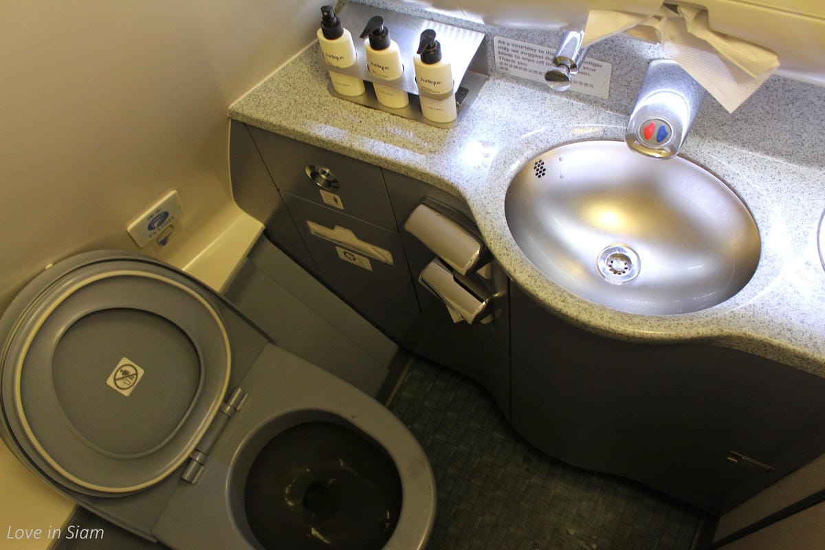 2016.05.27 國泰航空 CX407 台北-香港 商務艙飛行記錄-A330新地區性商務艙、完整服務、餐點介紹 - 第63張圖 2016.05.27 國泰航空 CX407 台北-香港 商務艙飛行記錄-A330新地區性商務艙、完整服務、餐點介紹