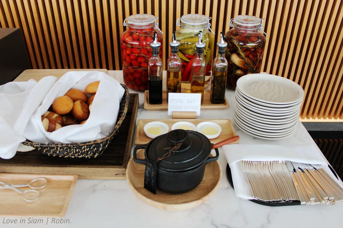 國泰航空 香港 寰宇堂頭等貴賓室-不只淋浴還能泡澡的超豪華頭等體驗,美食、名酒徹底放鬆,完整介紹! - 第25張圖 國泰航空 香港 寰宇堂頭等貴賓室-不只淋浴還能泡澡的超豪華頭等體驗,美食、名酒徹底放鬆,完整介紹!