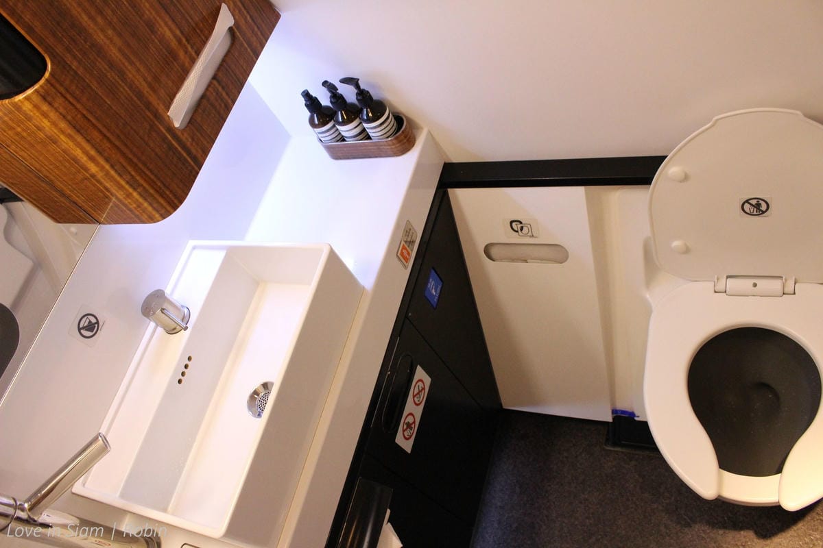 2016.05.27 國泰航空 CX701 香港-曼谷 77W頭等艙飛行記錄-詳盡服務、餐點介紹,帶你吃飽喝足躺著飛! - 第62張圖 2016.05.27 國泰航空 CX701 香港-曼谷 77W頭等艙飛行記錄-詳盡服務、餐點介紹,帶你吃飽喝足躺著飛!