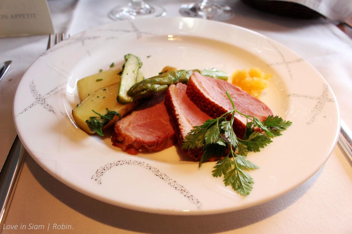 2016.05.27 國泰航空 CX701 香港-曼谷 77W頭等艙飛行記錄-詳盡服務、餐點介紹,帶你吃飽喝足躺著飛! - 第49張圖 2016.05.27 國泰航空 CX701 香港-曼谷 77W頭等艙飛行記錄-詳盡服務、餐點介紹,帶你吃飽喝足躺著飛!