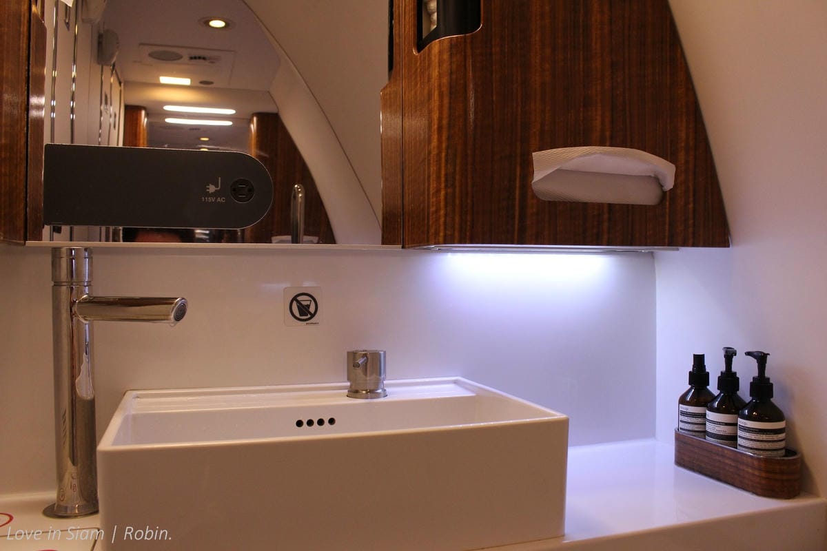 2016.05.27 國泰航空 CX701 香港-曼谷 77W頭等艙飛行記錄-詳盡服務、餐點介紹,帶你吃飽喝足躺著飛! - 第61張圖 2016.05.27 國泰航空 CX701 香港-曼谷 77W頭等艙飛行記錄-詳盡服務、餐點介紹,帶你吃飽喝足躺著飛!