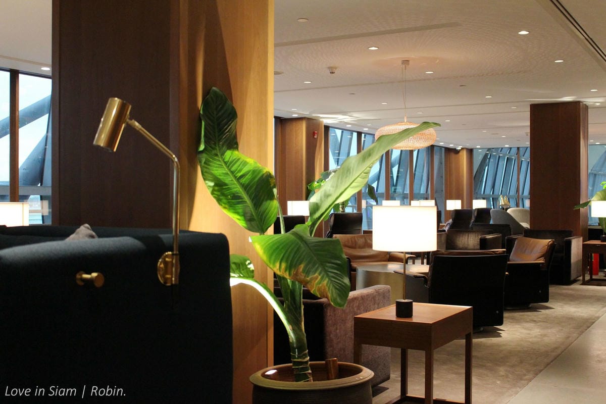 國泰航空曼谷貴賓室 -2015年全新開幕，現做麵點、特調飲料、沙發椅遠眺跑道，如家般舒適。