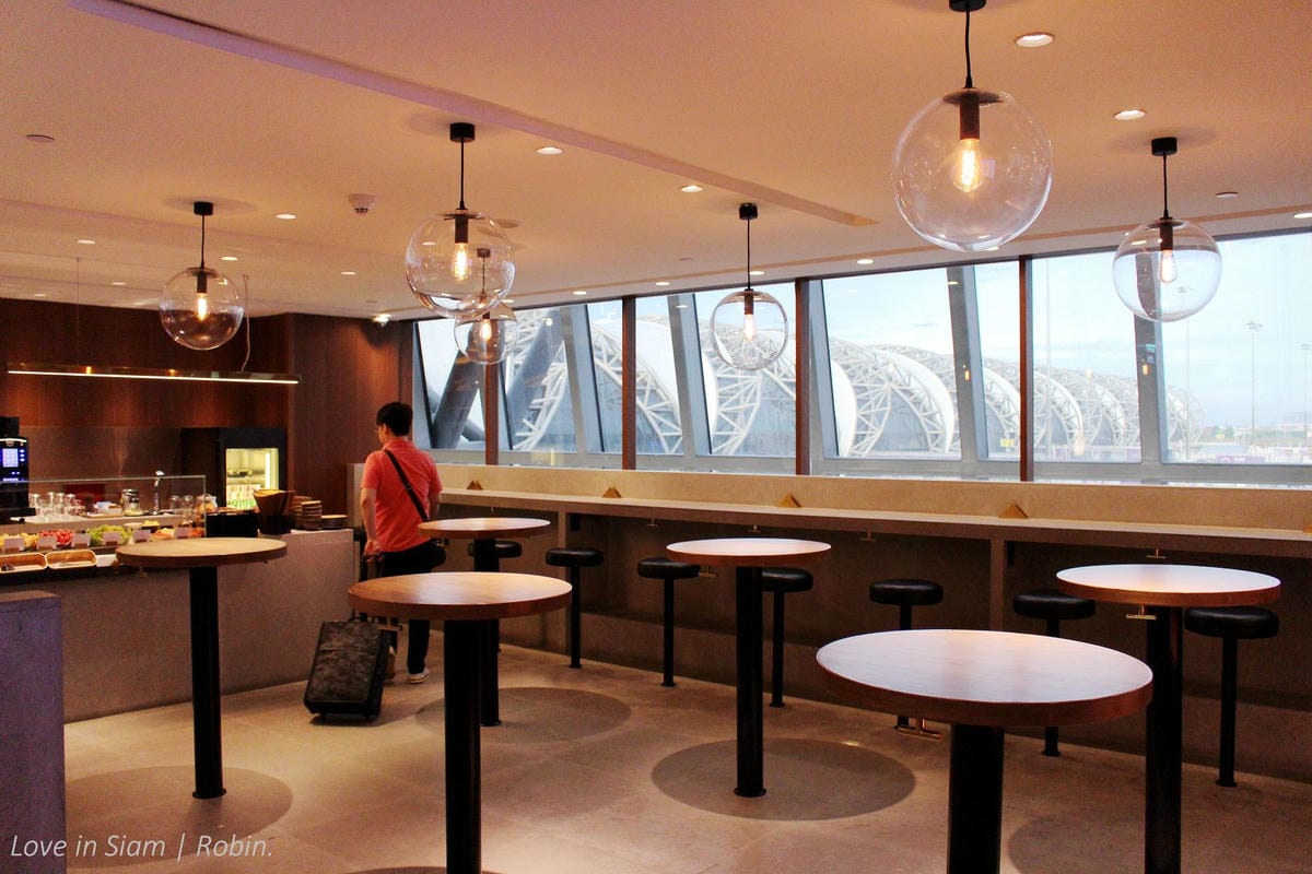 國泰航空曼谷貴賓室 -2015年全新開幕，現做麵點、特調飲料、沙發椅遠眺跑道，如家般舒適。