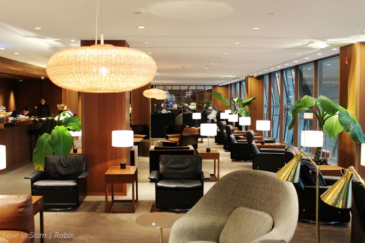 國泰航空曼谷貴賓室 -2015年全新開幕，現做麵點、特調飲料、沙發椅遠眺跑道，如家般舒適。