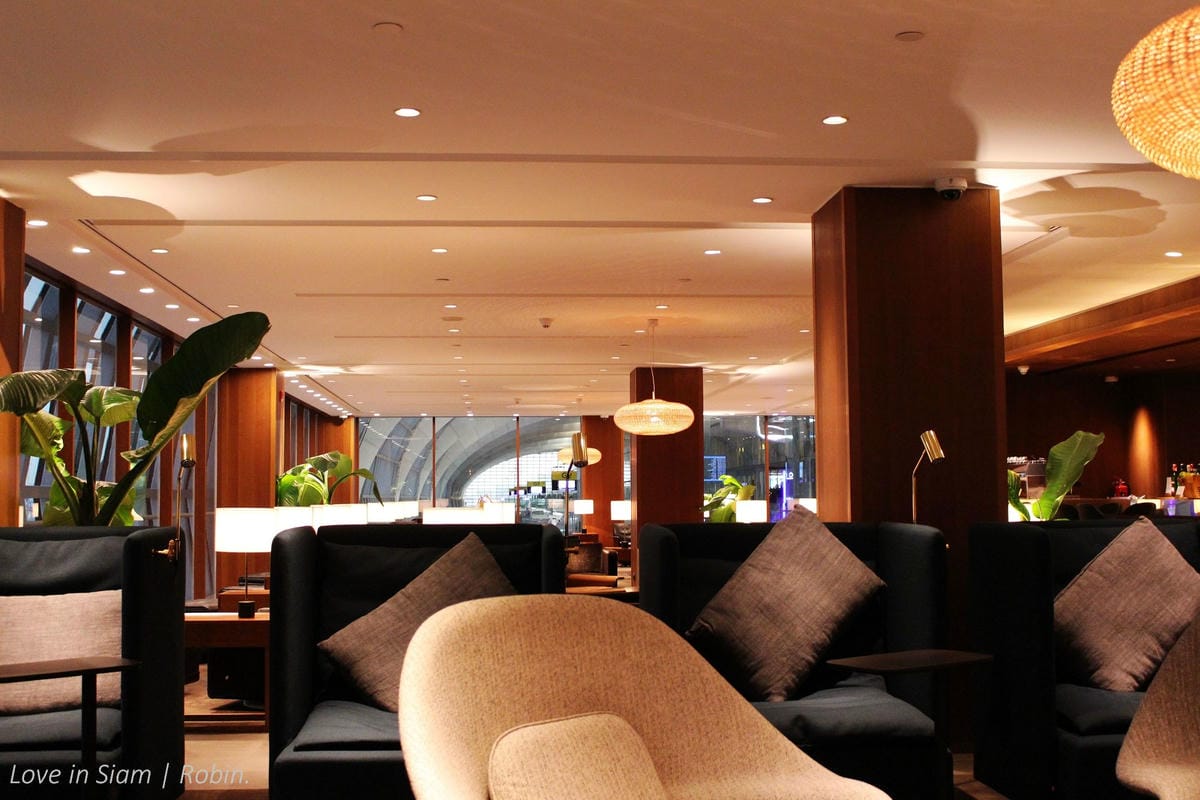 國泰航空曼谷貴賓室 -2015年全新開幕，現做麵點、特調飲料、沙發椅遠眺跑道，如家般舒適。