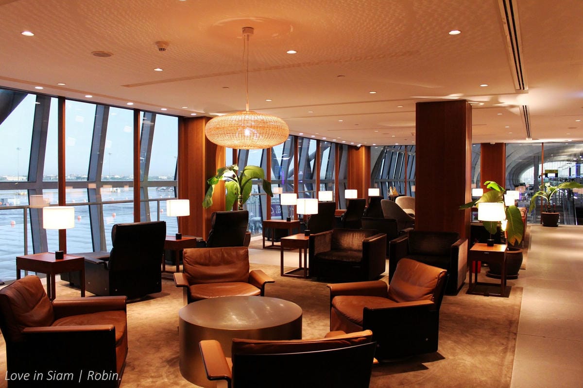 國泰航空曼谷貴賓室 -2015年全新開幕，現做麵點、特調飲料、沙發椅遠眺跑道，如家般舒適。