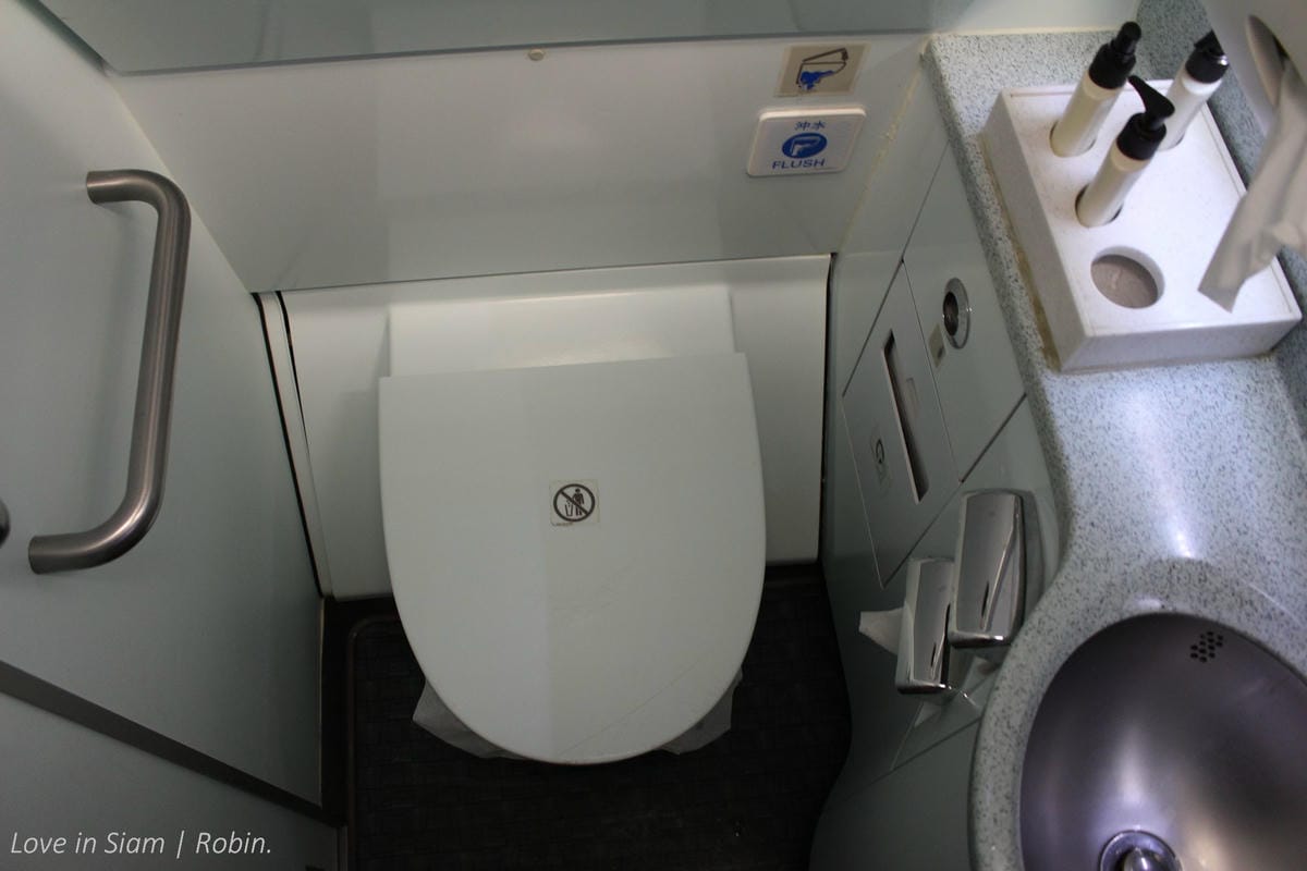 2016.05.31 國泰航空 CX700 曼谷-香港 商務艙飛行記錄-長程版反魚骨式A330、詳盡服務、餐點介紹! - 第53張圖 2016.05.31 國泰航空 CX700 曼谷-香港 商務艙飛行記錄-長程版反魚骨式A330、詳盡服務、餐點介紹!