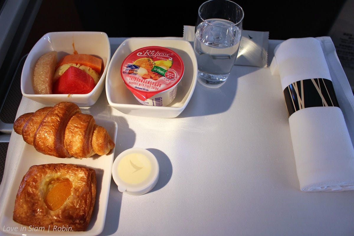 2016.05.31 國泰航空 CX700 曼谷-香港 商務艙飛行記錄-長程版反魚骨式A330、詳盡服務、餐點介紹! - 第47張圖 2016.05.31 國泰航空 CX700 曼谷-香港 商務艙飛行記錄-長程版反魚骨式A330、詳盡服務、餐點介紹!