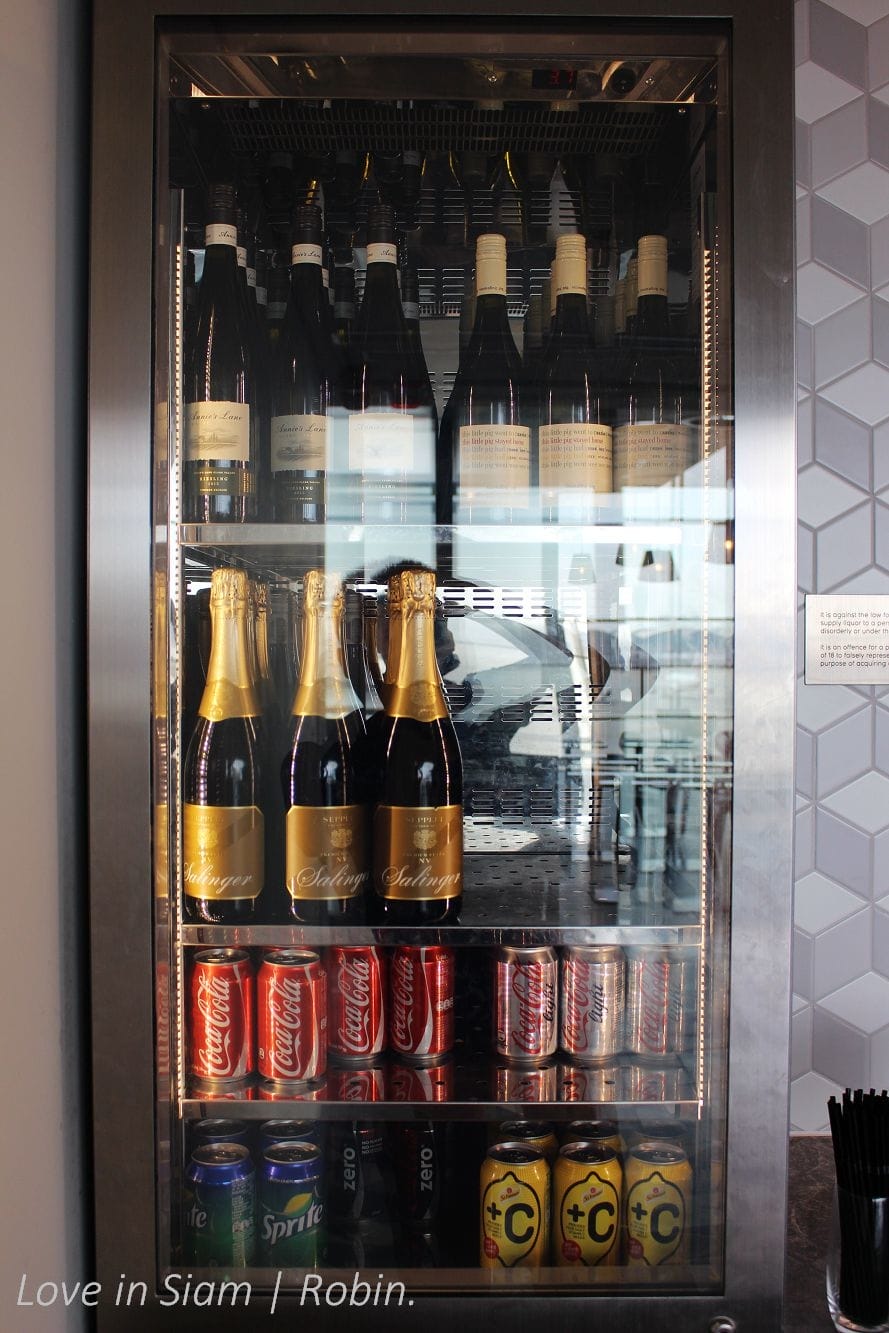 澳洲航空香港貴賓室 – 旗艦級水準，特色餐飲、寬敞環境、親切服務，寰宇一家香港商務貴賓室首選!