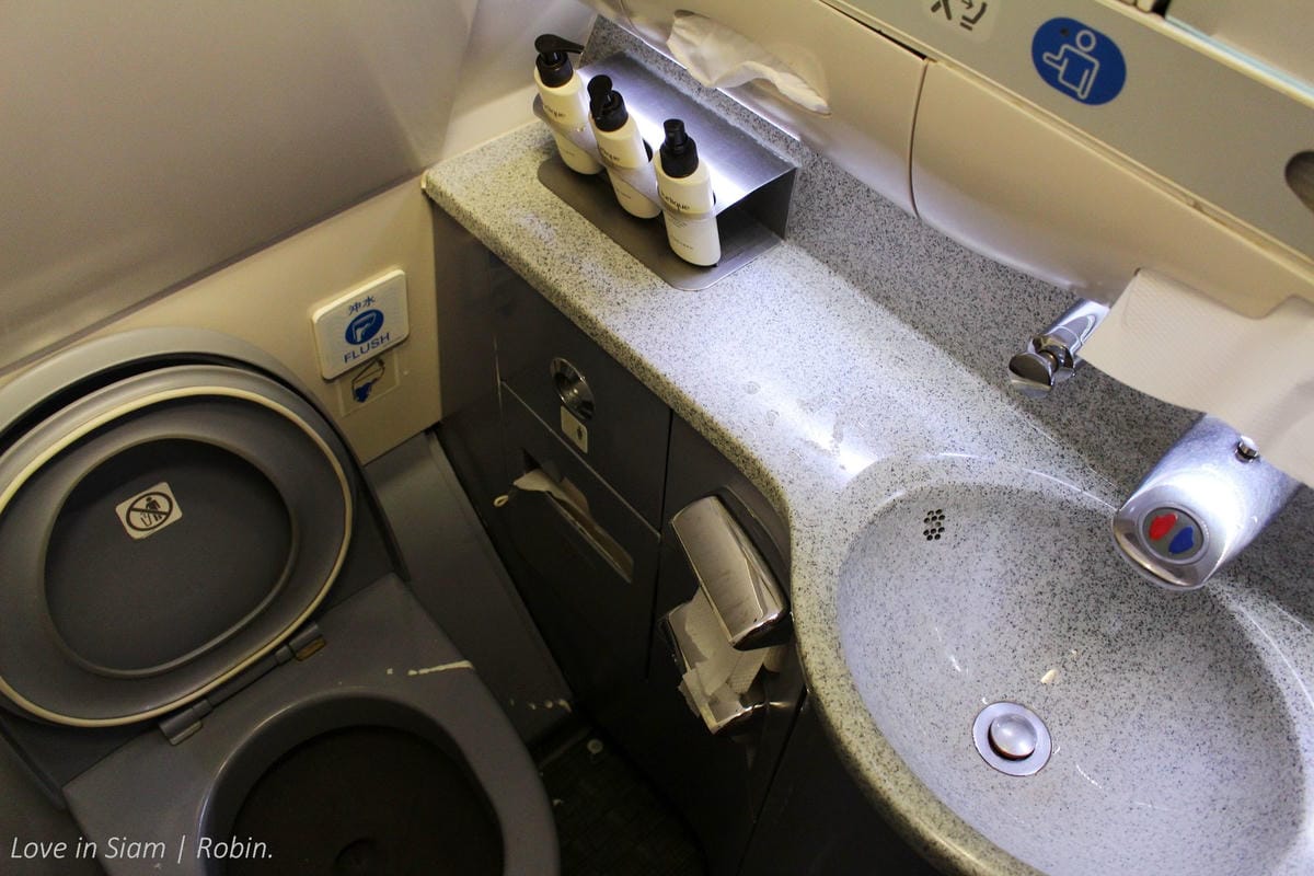 2016.05.31 港龍航空 KA482 香港-台北 A330商務艙飛行記錄-港龍初體驗,詳盡服務、餐點介紹! - 第54張圖 2016.05.31 港龍航空 KA482 香港-台北 A330商務艙飛行記錄-港龍初體驗,詳盡服務、餐點介紹!