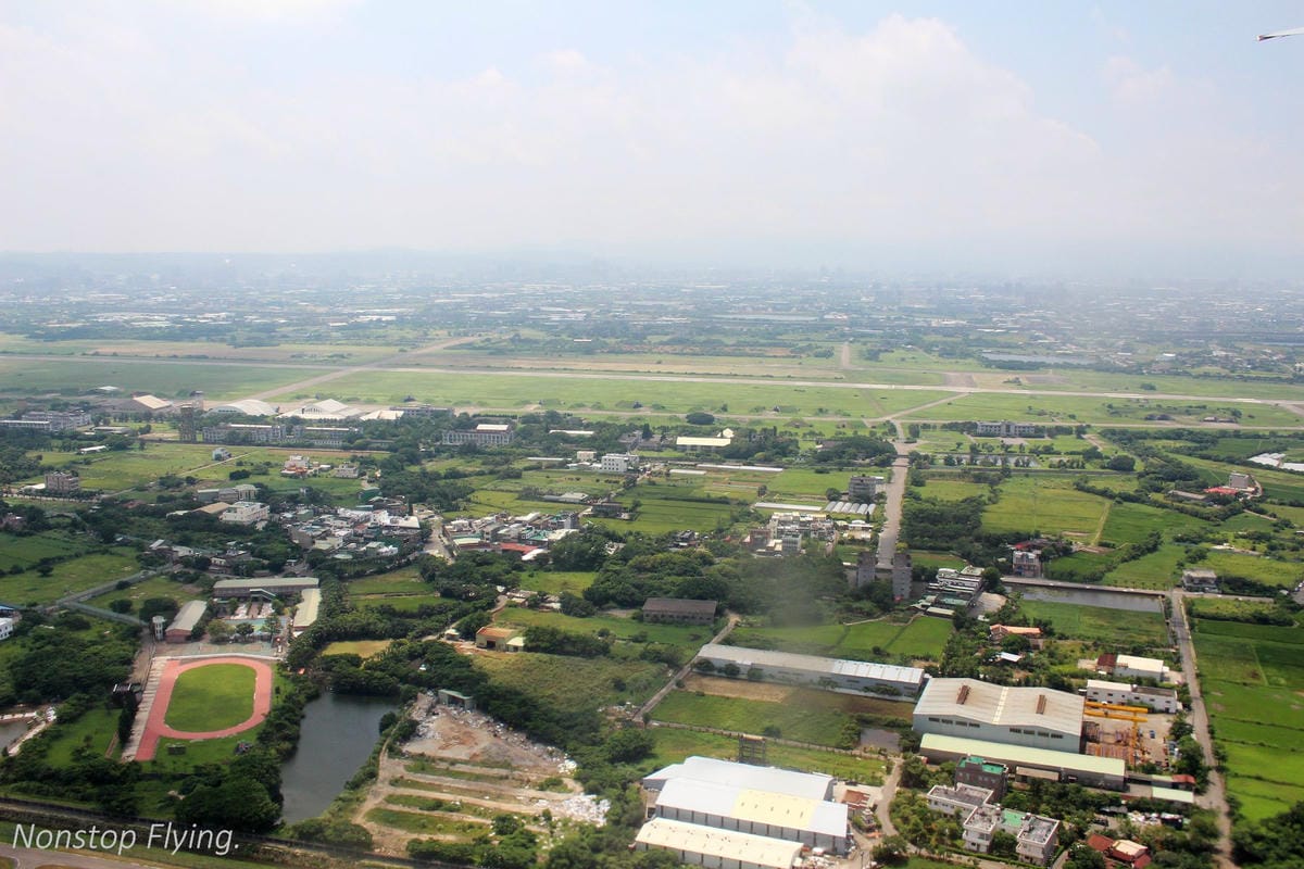 2017.06.24 國泰航空 CX469 台北TPE-香港HKG 飛行記錄 (777-300ER經濟艙) - 第48張圖 2017.06.24 國泰航空 CX469 台北TPE-香港HKG 飛行記錄 (777-300ER經濟艙)
