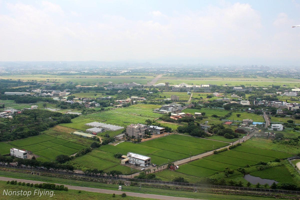 2017.06.24 國泰航空 CX469 台北TPE-香港HKG 飛行記錄 (777-300ER經濟艙) - 第47張圖 2017.06.24 國泰航空 CX469 台北TPE-香港HKG 飛行記錄 (777-300ER經濟艙)