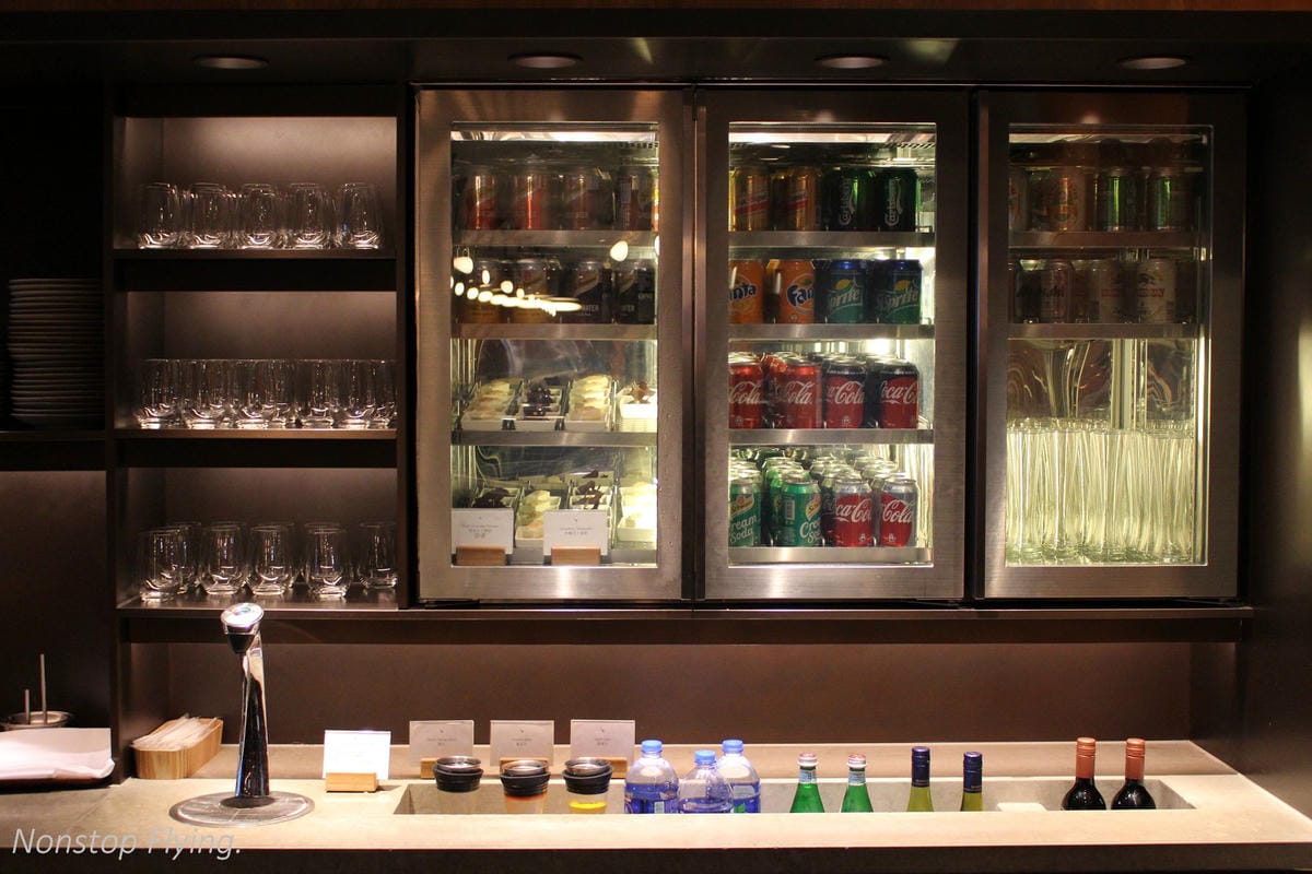 國泰航空 香港玉衡堂商務貴賓室 -現點熱食、麵食、飲料咖啡吧、淋浴/躺臥空間。 - 第22張圖 國泰航空 香港玉衡堂商務貴賓室 -現點熱食、麵食、飲料咖啡吧、淋浴/躺臥空間。