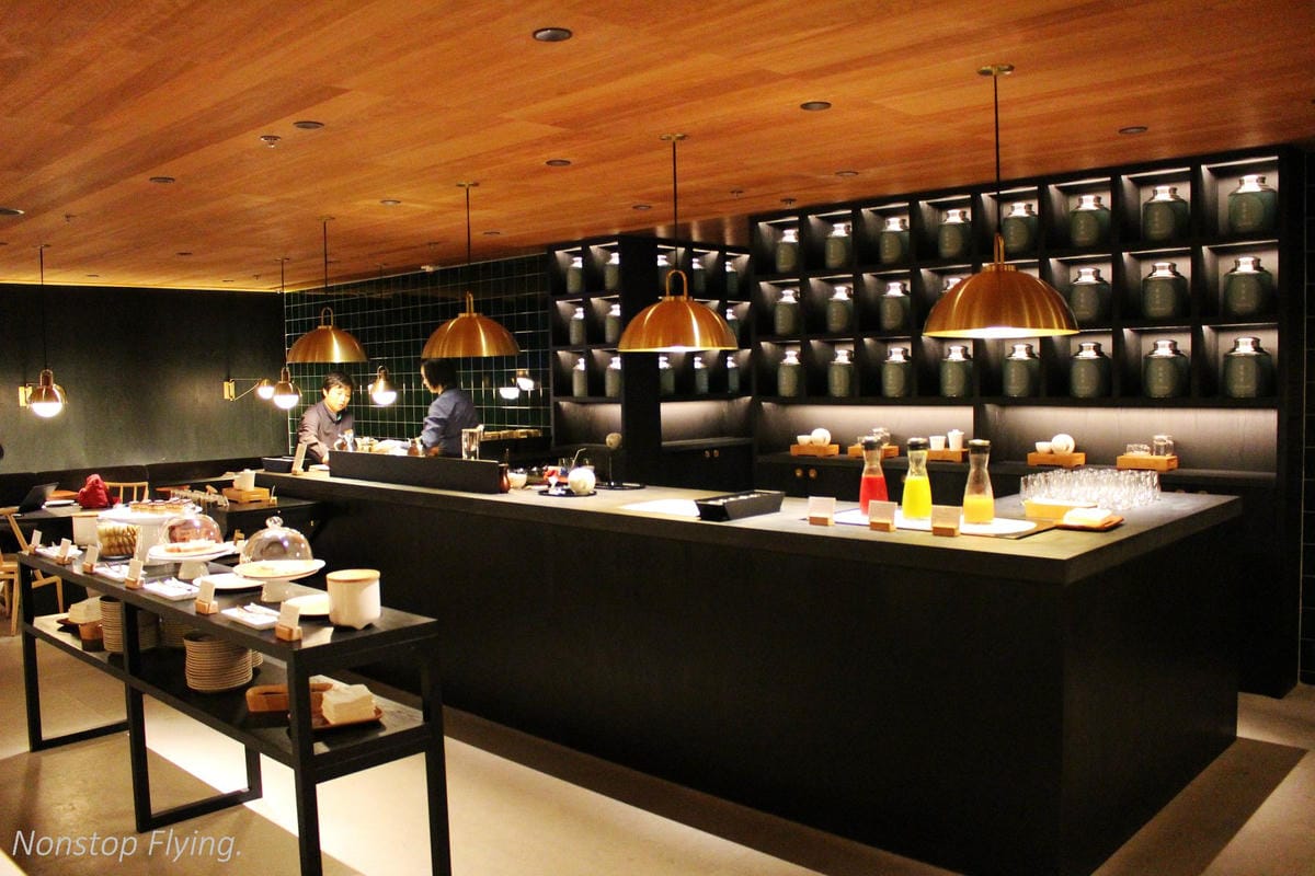 國泰航空 香港玉衡堂商務貴賓室 -現點熱食、麵食、飲料咖啡吧、淋浴/躺臥空間。 - 第21張圖 國泰航空 香港玉衡堂商務貴賓室 -現點熱食、麵食、飲料咖啡吧、淋浴/躺臥空間。